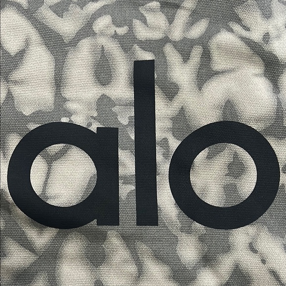 ALO Yoga Patterned Tote Bag in Gray and Cream - Picture 2 of 9